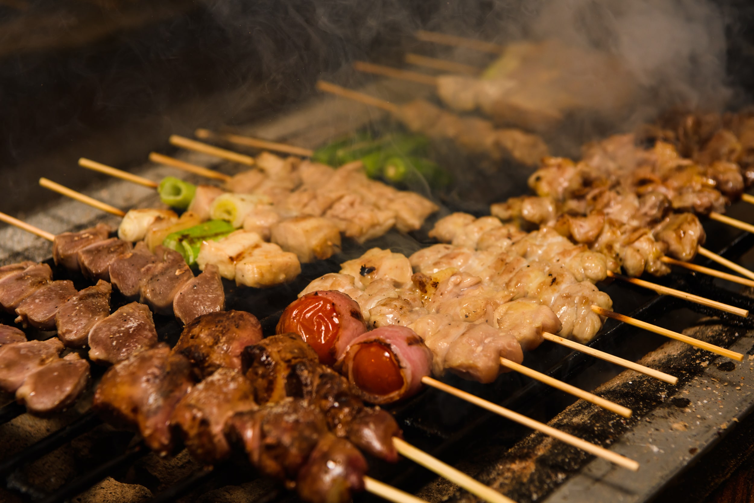 美味しそうに焼き鳥が焼けている画像