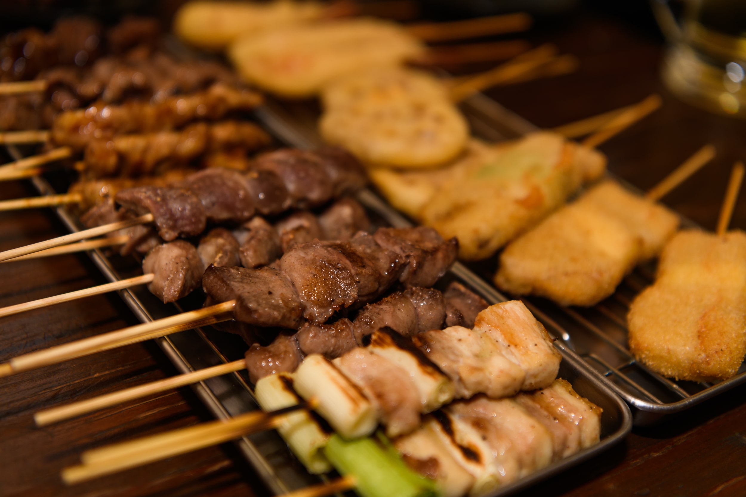 美味しそうに焼き鳥が焼けている画像